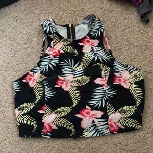 Crop top black with design.